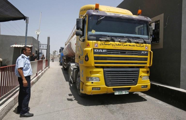 شاحنة وقود على الجانب الفلسطيني من معبر كرم أبو سالم جنوب قطاع غزة، 24 يوليو 2018. سعيد خطيب/ أ ف ب