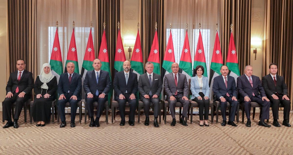 صورة جماعية للوزراء الجدد مع الملك. الديوان الملكي الهاشمي 