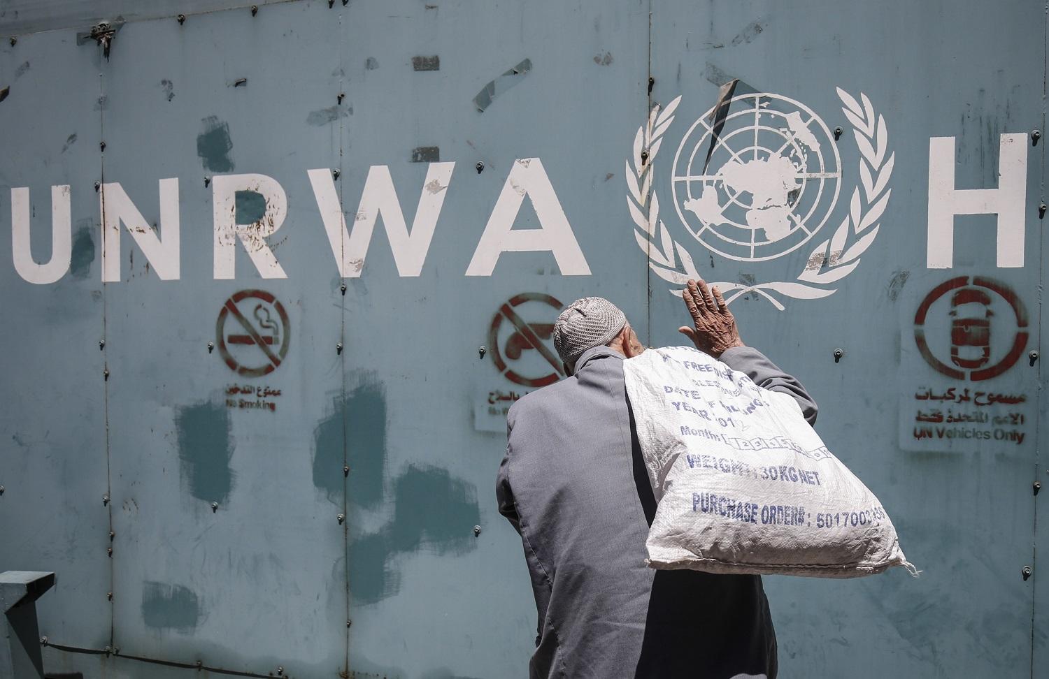 لاجئ فلسطيني أمام مكتب تابع لأونروا في غزة. أ ف ب     