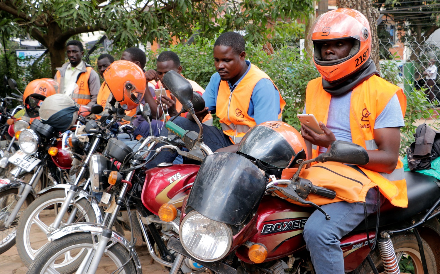 مجموعة من سائقي الدراجات "التكسي" في أوغندا. فرانسس موكاسا/ رويترز 