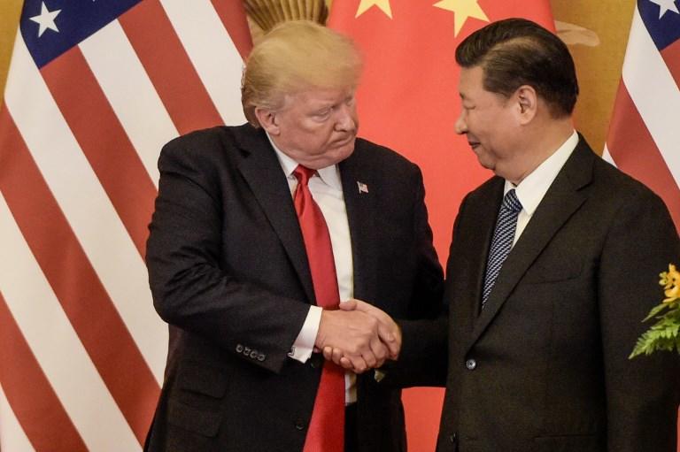 صورة أرشيفية للرئيس الأميركي دونالد ترامب (يسار) وهو يصافح الزعيم الصيني شي جي بينغ (يمين) 9 نوفمبر 2017. أ ف ب 