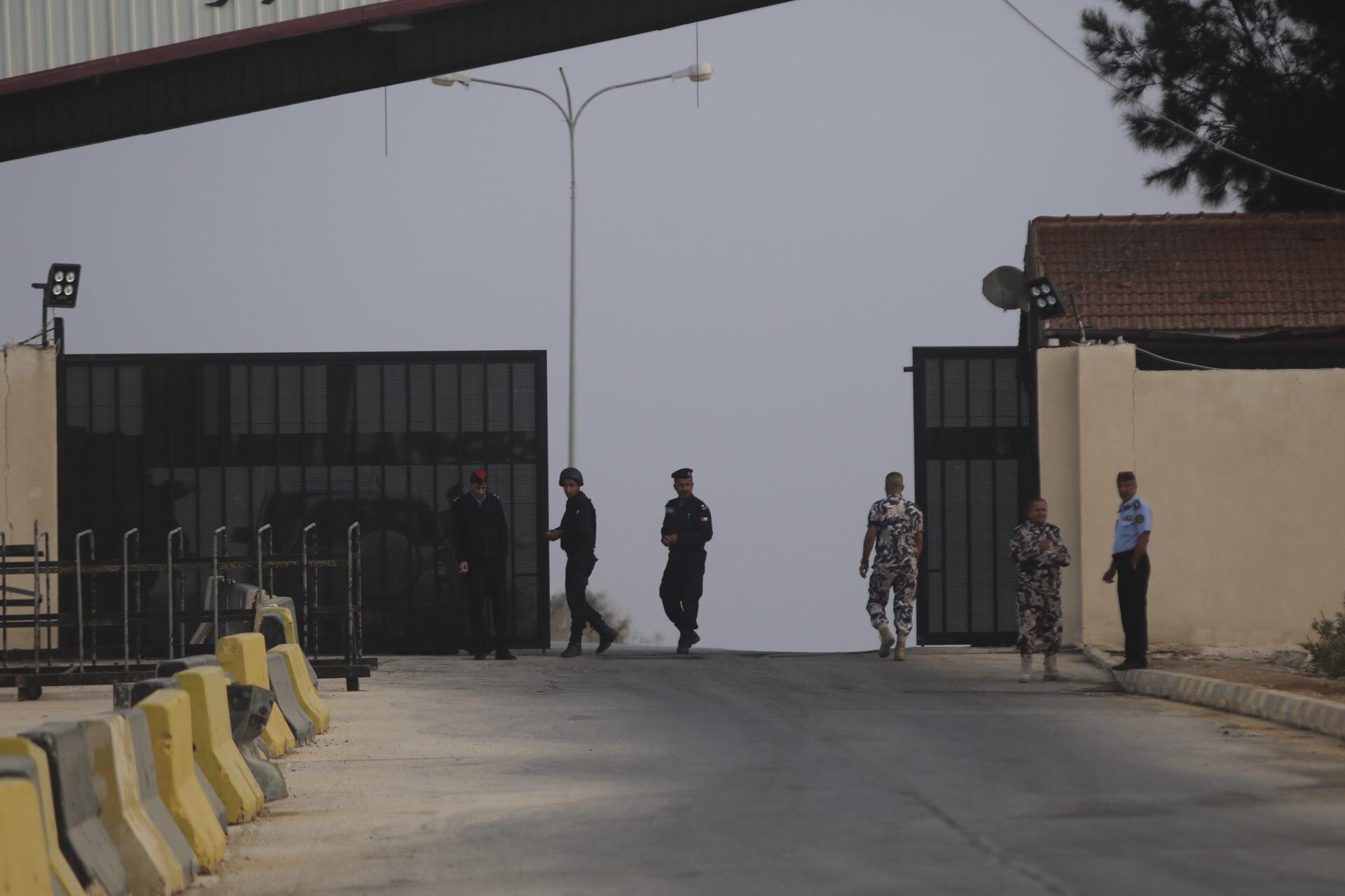 مجموعة من أفراد أمن يفتحون البوابة الرئيسية لمعبر جابر الحدودي شمالي الأردني باتجاه سوريا. صلاح ملكاوي/ المملكة