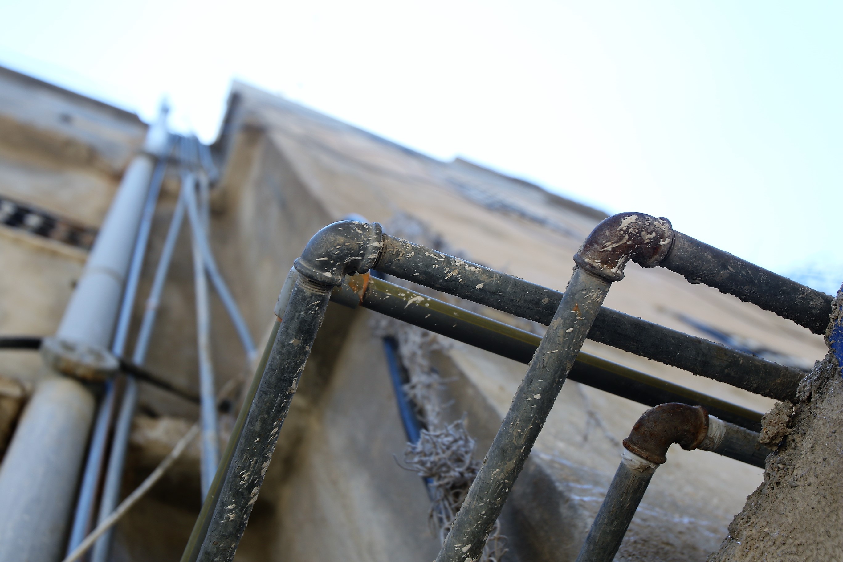أنابيب مياه تغذي أحد الأبنية في العاصمة. صلاح ملكاوي/ المملكة 