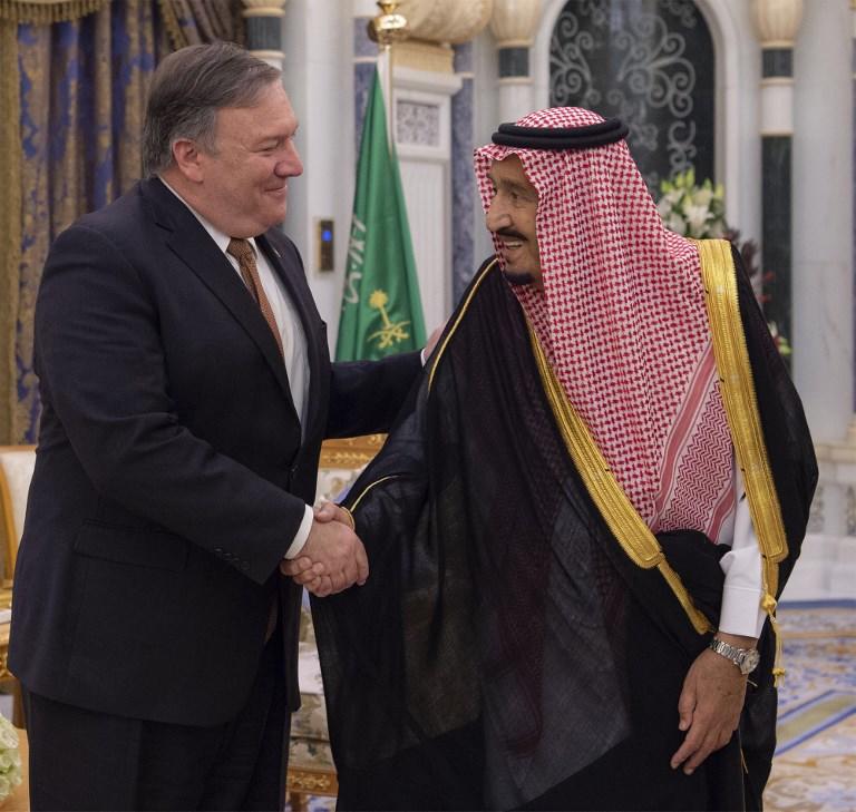 وزير الخارجية الأميركي مايك بومبيو (يسار) خلال لقائه مع ملك السعودية سلمان بن عبدالعزيز في السعودية/ أ ف ب