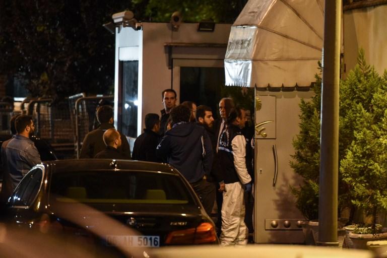فريق تحقيق يدخل القنصلية السعودية في اسطنبول لتفتيشها بعد اختفاء الصحفي السعودي جمال خاشقجي بعد دخولها. أ ف ب