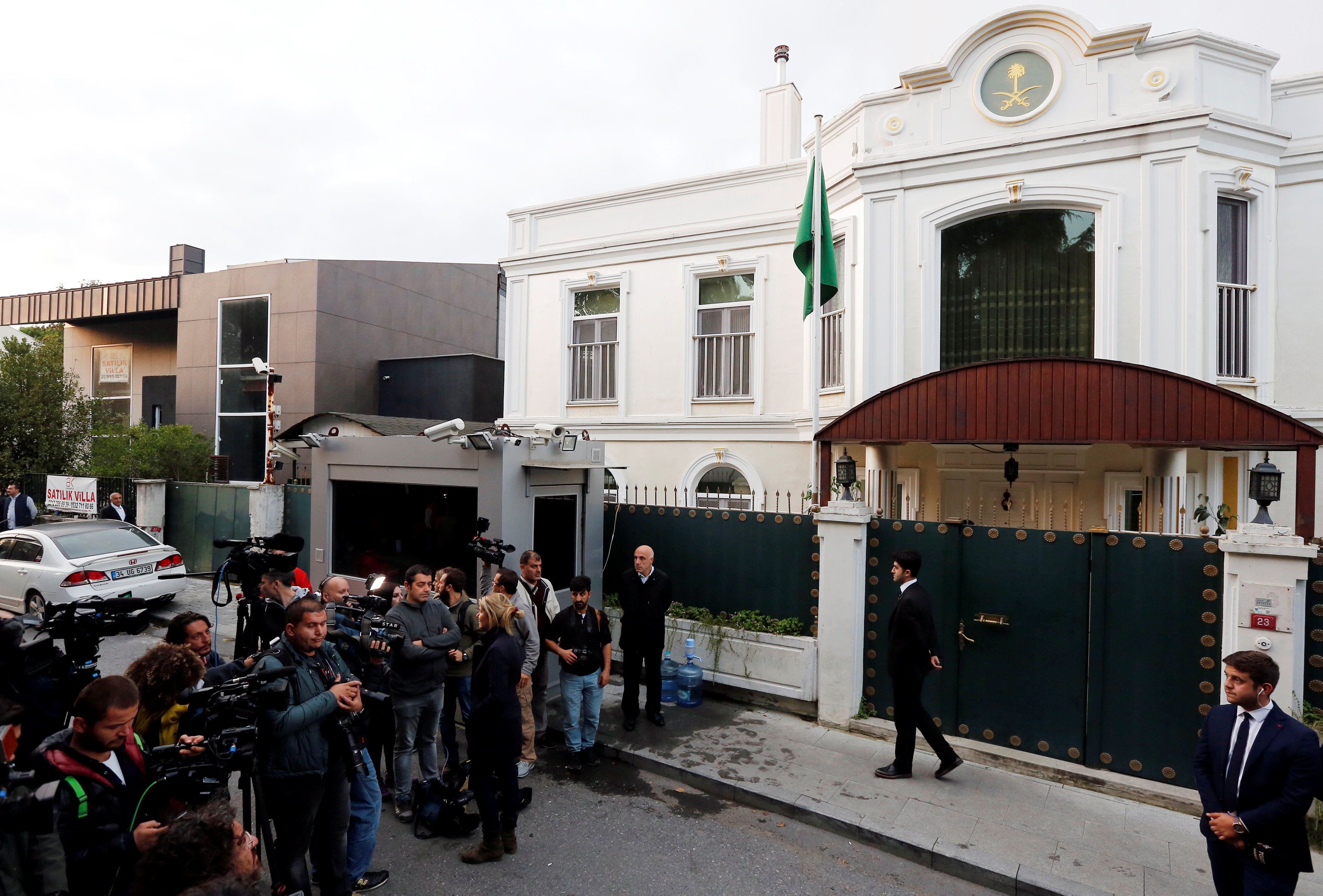 صحفيون يجتمعون أمام مبنى القنصلية السعودية في اسطنبول، 16 أكتوبر 2018. رويترز 