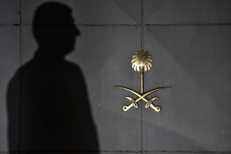 رجل أمن يقف أمام مدخل القنصلية السعودية في إسطنبول، 17 أكتوبر 2018. أ ف ب 