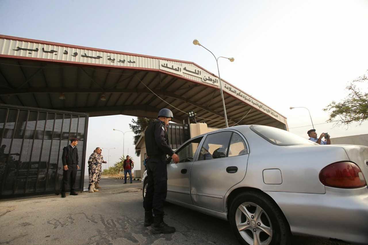 صورة لرجل أمن بجانب سيارة أمام مدخل معبر جابر ـــ نصيب الحدودي . صلاح ملكاوي/ المملكة