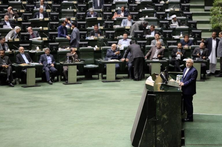 صورة أرشيفية لوزير الخارجية الإيراني محمد جواد ظريف وهو يتحدث أمام البرلمان بعد مشروع قانون ضد تمويل الإرهاب 7 أكتوبر 2018. أ ف ب 