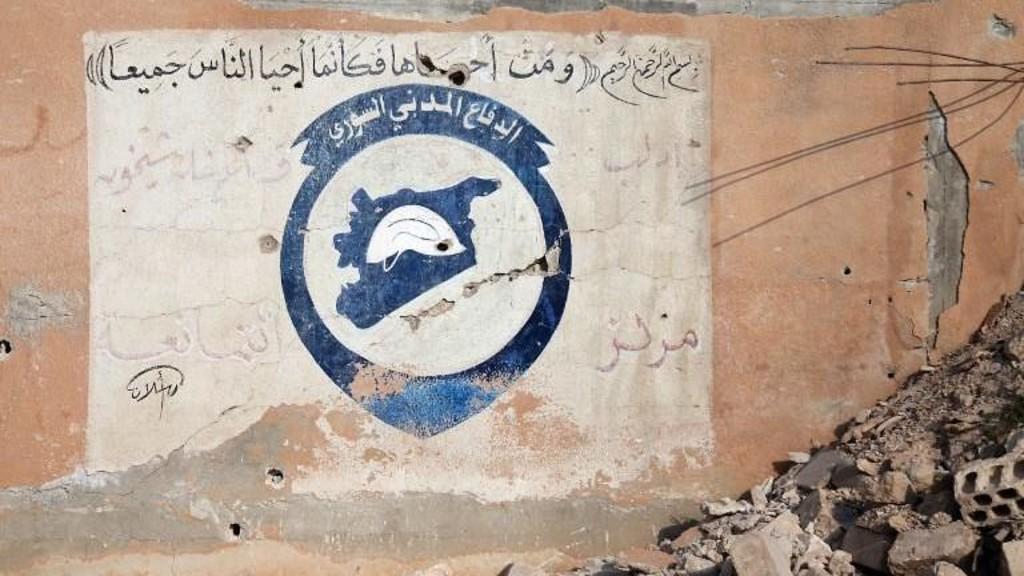شعار "الخوذ البيضاء" على جدار أحد مراكزها داخل مدرسة في التمانعة في محافظة إدلب السورية، 6 سبتمبر 2018. عامر الحموي/ أ ف ب