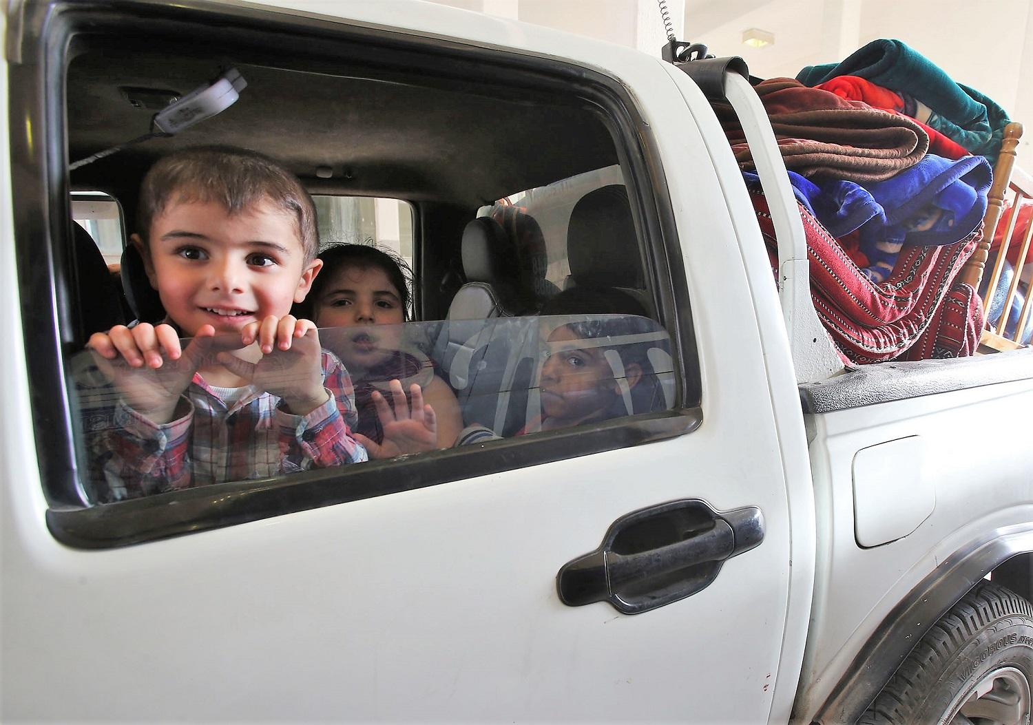 أطفال ينتظرون مع ذويهم أمام بوابة معبر جابر الحدودي مع سوريا في 19 أكتوبر 2018. صلاح ملكاوي/ المملكة 