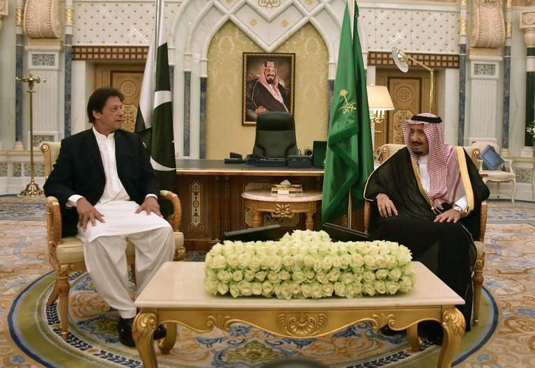 العاهل السعودي الملك سلمان بن عبد العزيز (يمين)، ورئيس الوزراء الباكستاني عمران خان (يسار) في العاصمة السعودية الرياض، 23 أكتوبر 2018. أ ف ب