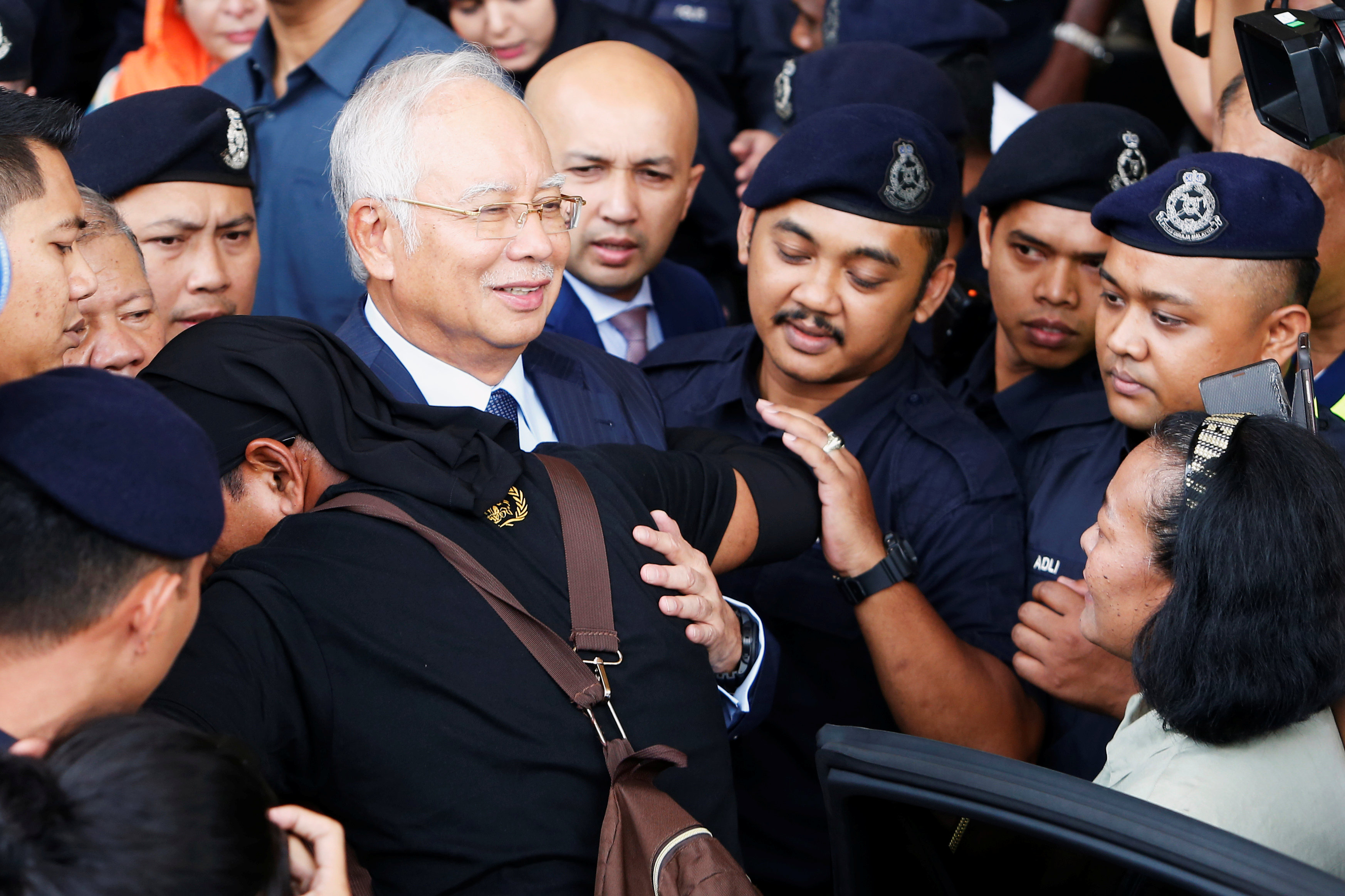 رئيس الوزراء الماليزي السابق نجيب عبد الرزاق يغادر محكمة في العاصمة كوالالمبور، 4 أكتوبر 2018. رويترز