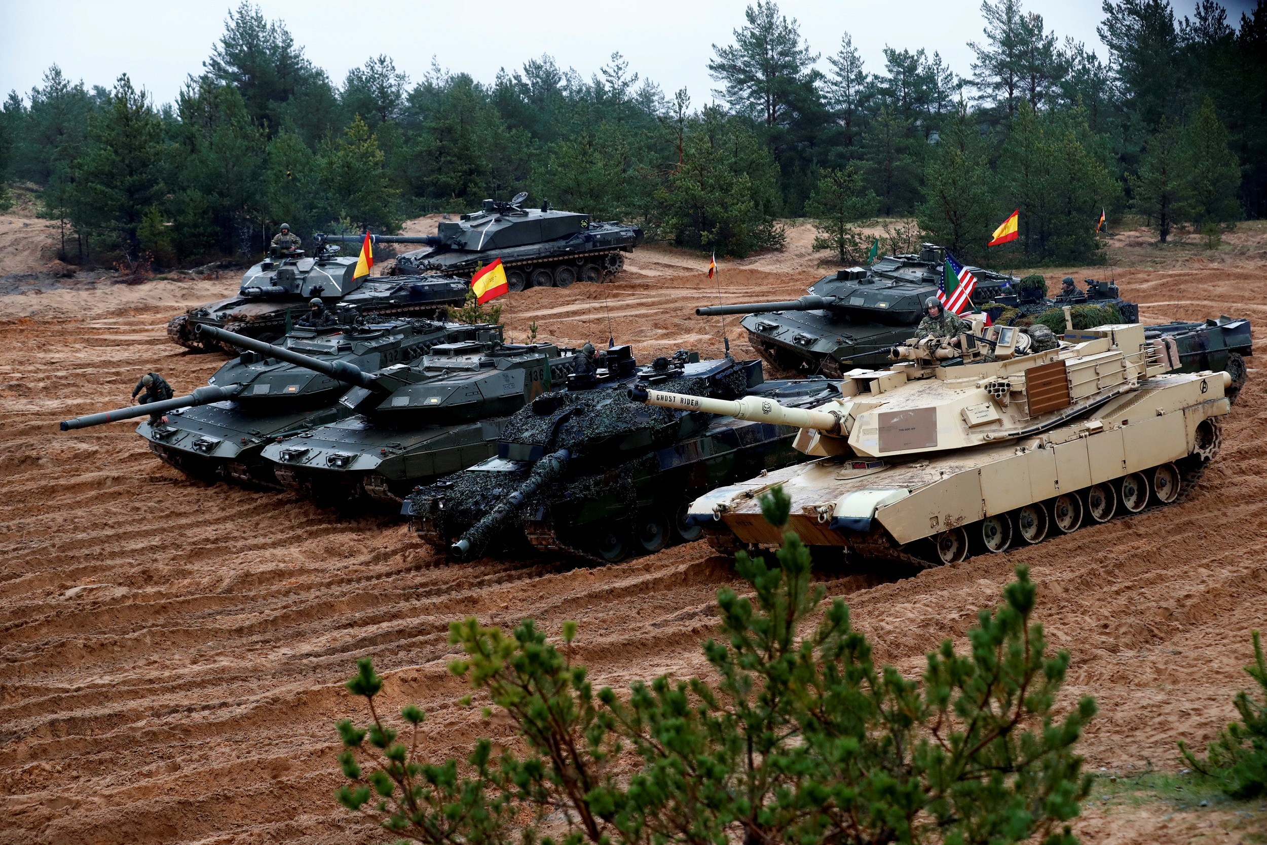 مناورات أميركية ألمانية إسبانية بولندية من قوات الناتو في لاتفيا، 23 أكتوبر 2018. رويترز