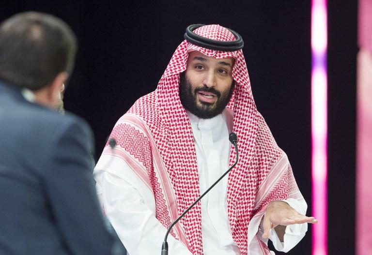 ولي العهد السعودي الأمير محمد بن سلمان متحدثاً في المنتدى العالمي لصندوق الاستثمارات العامة في الرياض. بندر الجلعود/ أ ف ب