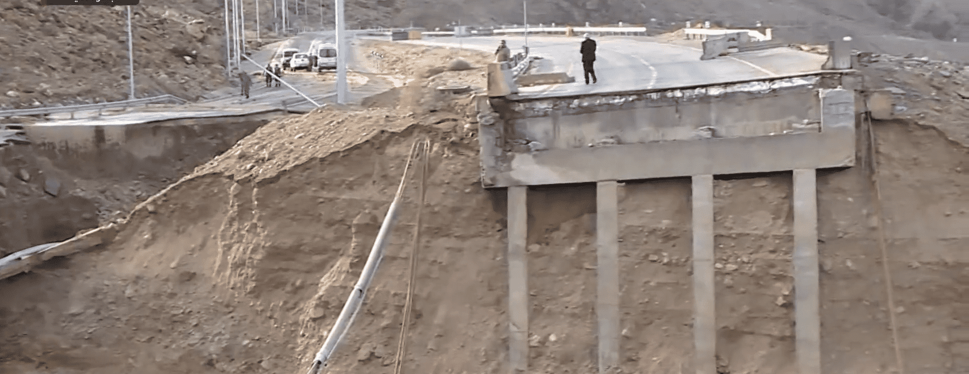 الجسر الإسمنتي المنهار في منطقة البحر الميت قرب شاطئ عمّان السياحي. المملكة