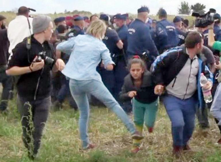 صورة من فيديو تظهر مصورة تعرقل طفلة مهاجرة تركض بالقرب من حدود المجر مع صربيا. 9 سبتمبر 2015. أ ف ب