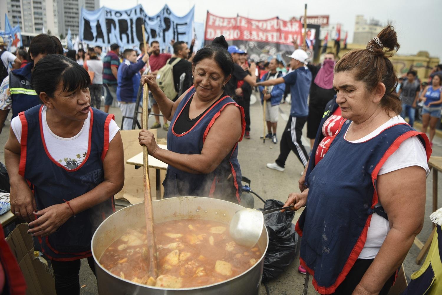 متطوعات يقمن بطبخ الحساء لفقراء تظاهروا في بيونس آيريس في 15 مارس 2017. أ ف ب 