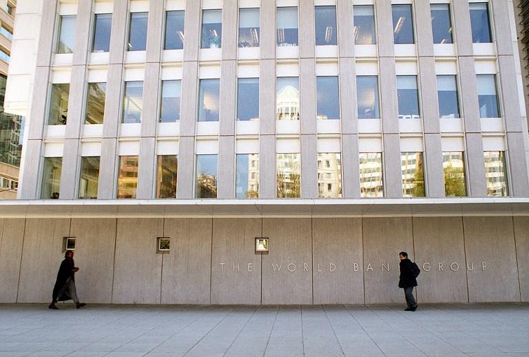 مشاة  يمرون عبر مبنى البنك الدولي في واشنطن العاصمة. 10 أبريل 2000. أ ف ب