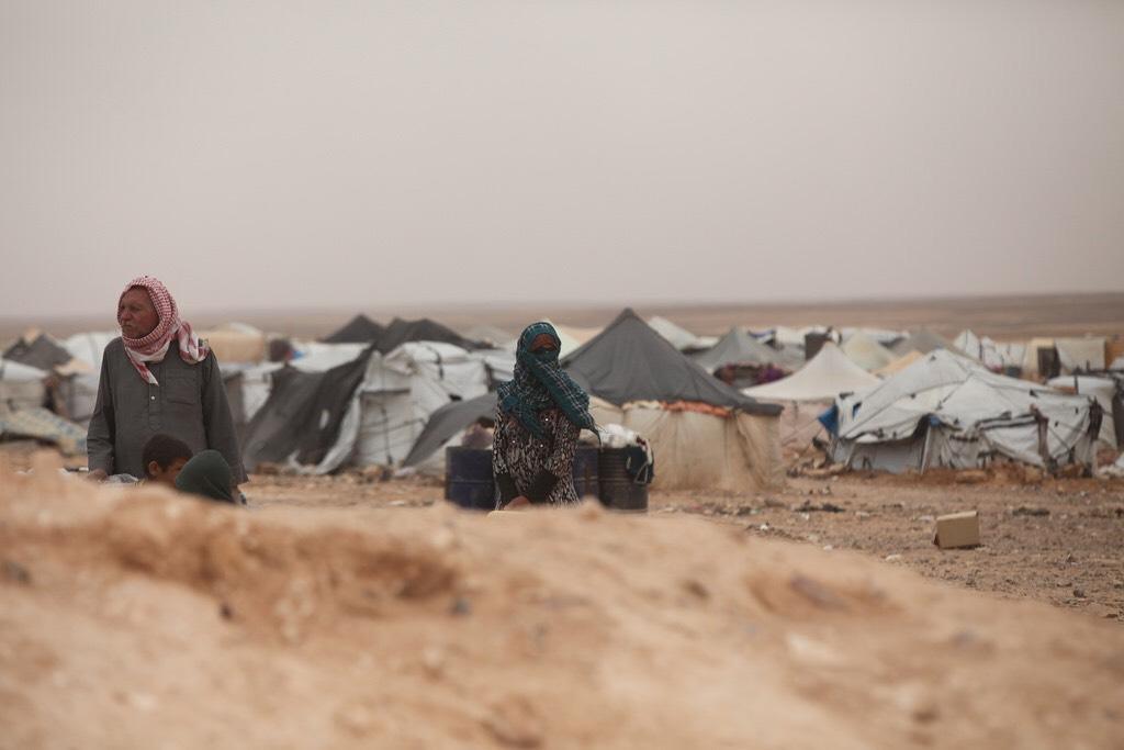 لاجئون يقفون أمام خيامهم في مخيم الركبان قرب الحدود الأردنية السورية. صلاح ملكاوي/ المملكة