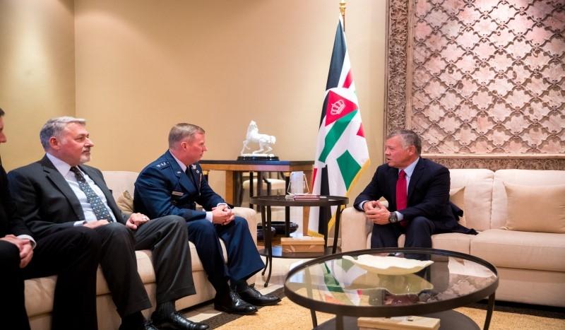 جلالة الملك عبدالله الثاني يلتقي نائب قائد القيادة المركزية الأميركية الفريق توماس بيرجسون، 6 نوفمبر 2018. (الديوان الملكي الهاشمي)