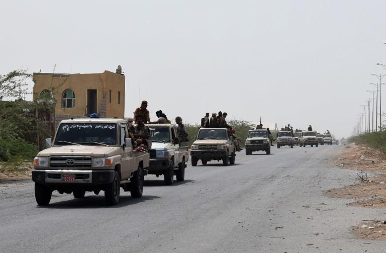صورة تظهر تقدّم قوات يمنية موالية للحكومة نحو منطقة الميناء في الحديدة. أ ف ب