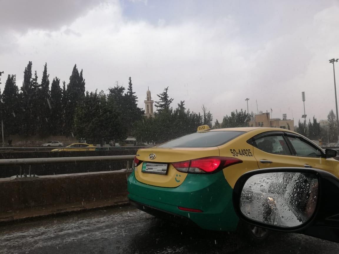 مظهر لشارع رئيسي في عمّان خلال تساقط المطر. المملكة