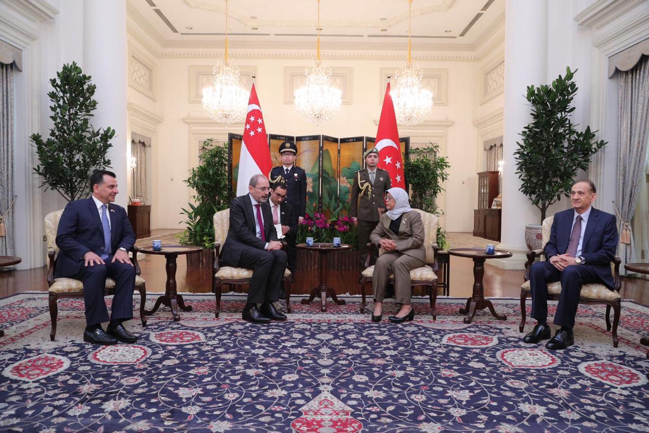 وزير الخارجية أيمن الصفدي (ثاني من اليسار) مع رئيسة جمهورية سنغافورة حليمة يعقوب (ثاني من اليمين). وزارة الخارجية وشؤون المغتربين