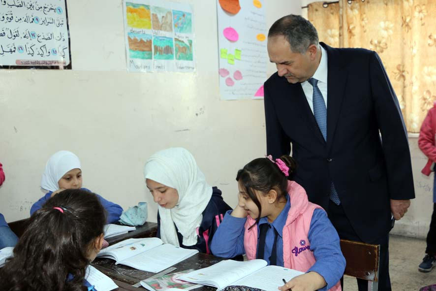 وزير العدل، ووزير التربية والتعليم المكلف بسام التلهوني خلال تفقده إحدى المدارس في قصبة عمّان