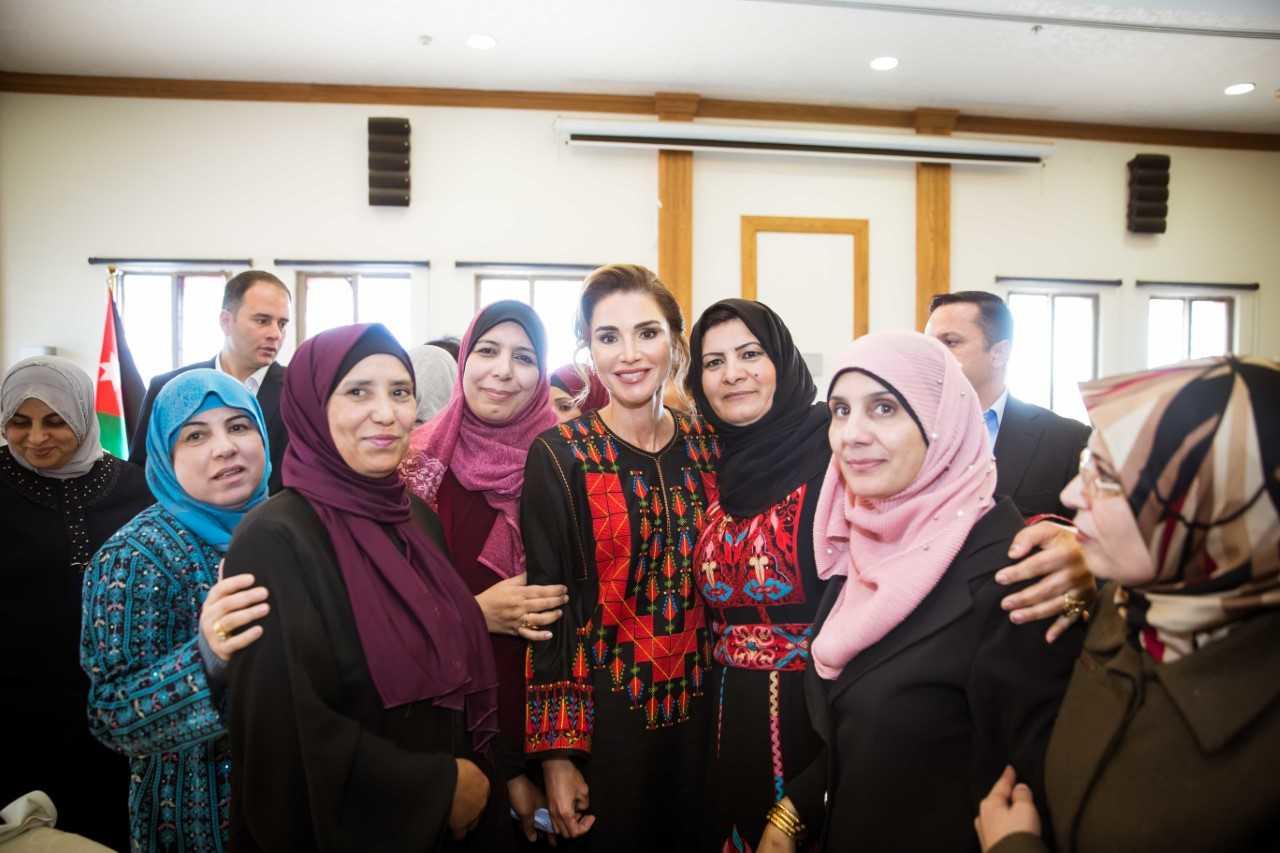 الملكة رانيا العبدالله في لقاء مع ناشطات وعاملات في مجالات اجتماعية وتربوية وصحية وتنموية وثقافية في معان. (مكتب الملكة رانيا العبدالله)