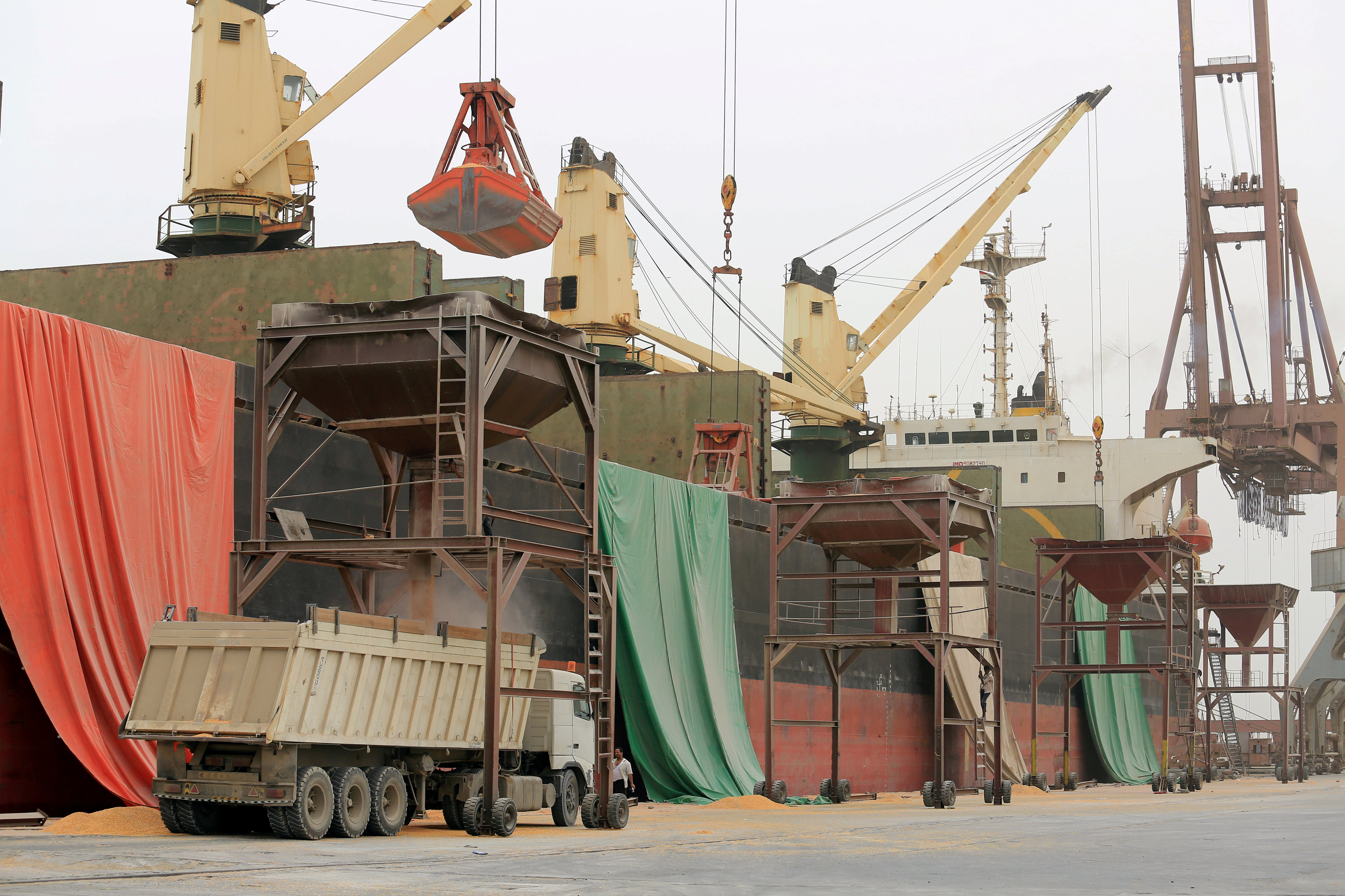 صورة أرشيفية لشحنة مساعدات وصلت ميناء الحديدة. رويترز 