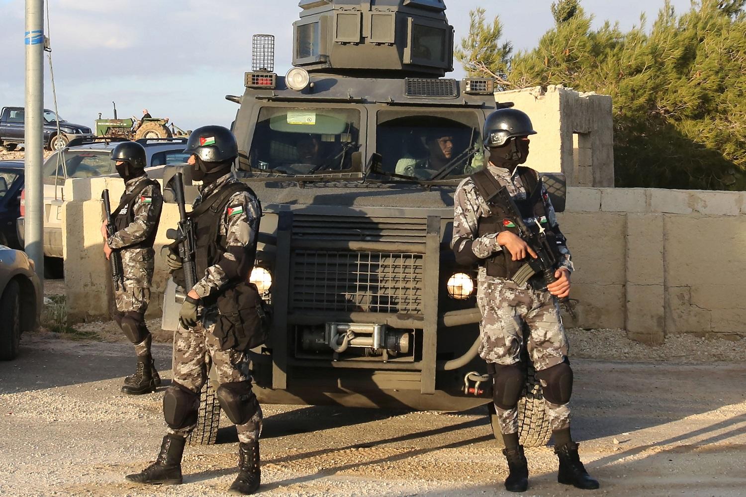 عناصر من قوات الدرك أثناء مداهمة لإحدى مواقع إرهابيين في الكرك في 2016. خليل مزرعاوي/ أ ف ب 