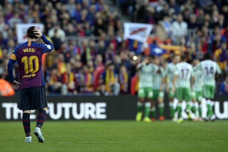 لاعب برشلونة ليونيل ميسي يُشاهد احتفال لاعبي بيتيس بأحد الأهداف. جويب لاجو/ أ ف ب