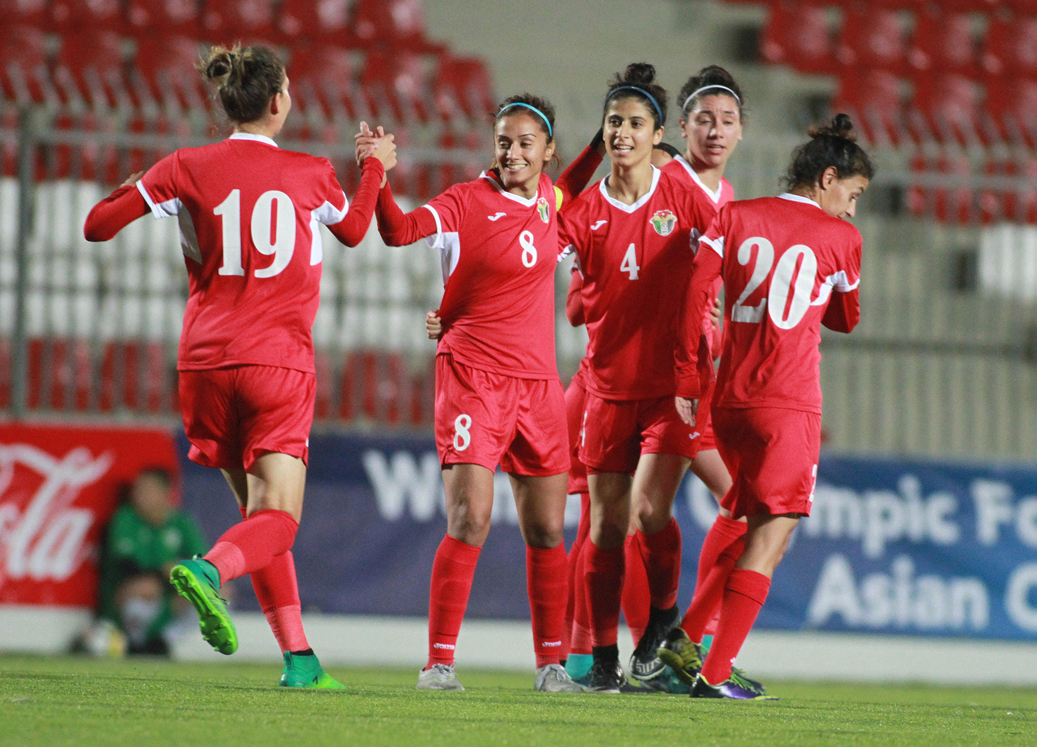 احتفال لاعبات المنتخب بأحد الأهداف. اللجنة الأولمبية الأردنية
