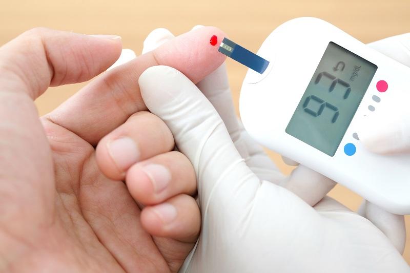 جهاز لقياس نسبة السكري في الدم. (Shutterstock)