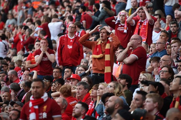 رد فعل مشجعي ليفربول وهم يشاهدون شاشة كبيرة في ملعب أنفيلد في ليفربول ، شمال إنجلترا في 26 مايو 2018. أ ف ب