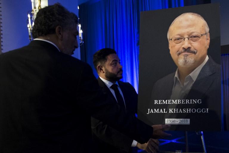 رجل ينظر إلى صورة للصحفي السعودي جمال خاشقجي الذي قتل في قنصلية بلاده في إسطنبول خلال حفل تأبين في واشنطن. جيم واتسون / أ ف ب