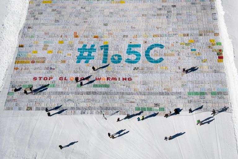 أكبر بطاقة بريدية في العالم، على جبل جليد في سويسرا والمؤلفة من 125 ألف رسالة ورسم. فابريس كوفريني/ أ ف ب