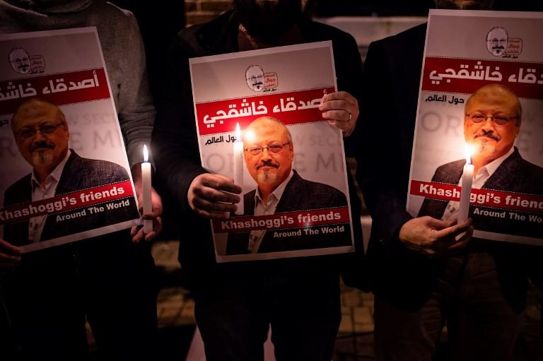 ملصقات للصحافي السعودي جمال خاشقجي أثناء تجمع خارج القنصلية السعودية في إسطنبول ، في 25 أكتوبر 2018. أ ف ب