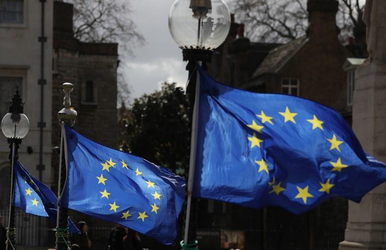 علم الاتحاد الأوروبي خارج مبنى البرلمان في لندن. 23 مارس 2018. ا ف ب