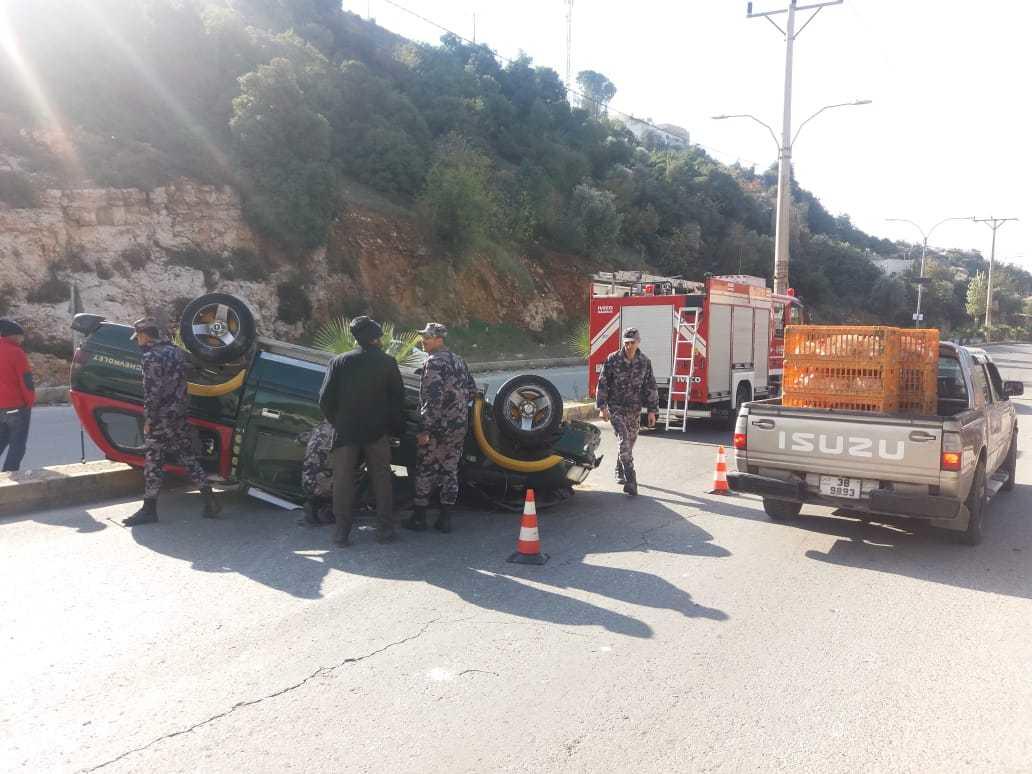 حادث تصادم وقع بين مركبتين على مثلث عين التيس في عجلون. 19 نوفمبر 2018. (مديرية الدفاع المدني)