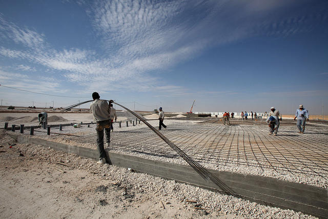 مجموعة من العمال في أحد المشاريع في الأردن. صلاح ملكاوي/ المملكة 