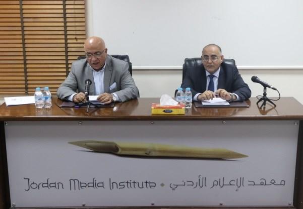 وزير الشؤون السياسية والبرلمانية موسى المعايطة (يسار) إلى جانب عميد معهد الإعلام الأردني باسم الطويسي. (معهد الإعلام الأردني)