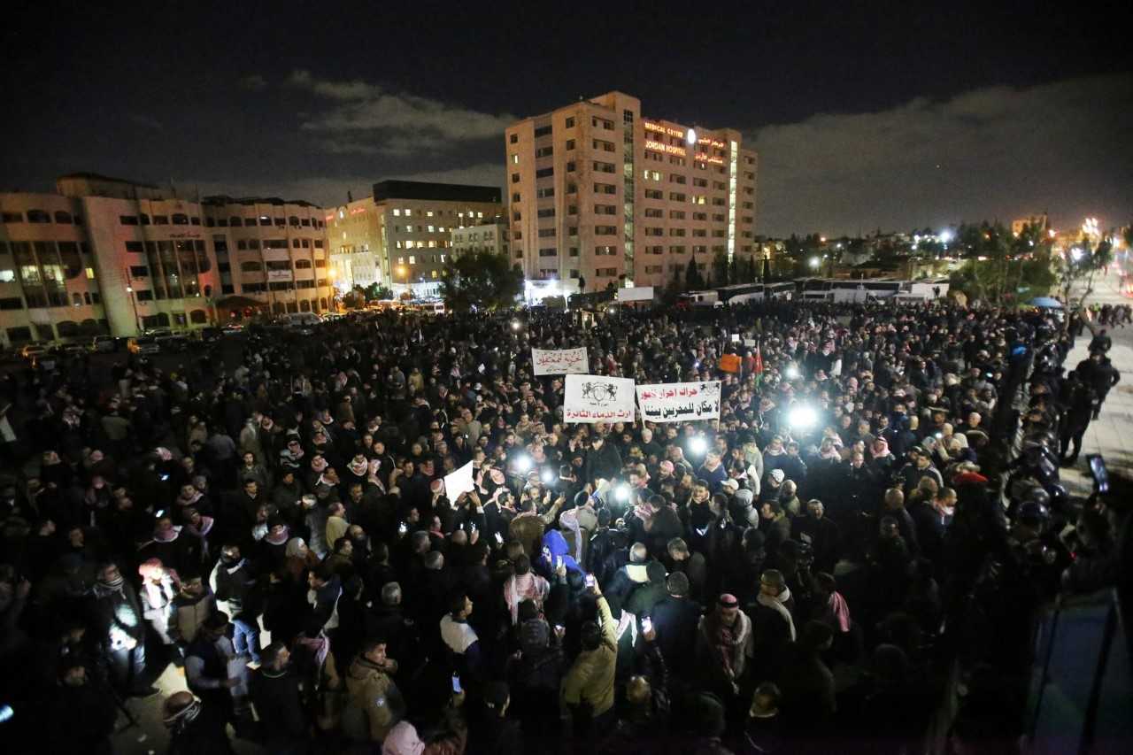 مشاركون في اعتصام قرب الدوار الرابع في عمّان. صلاح ملكاوي المملكة