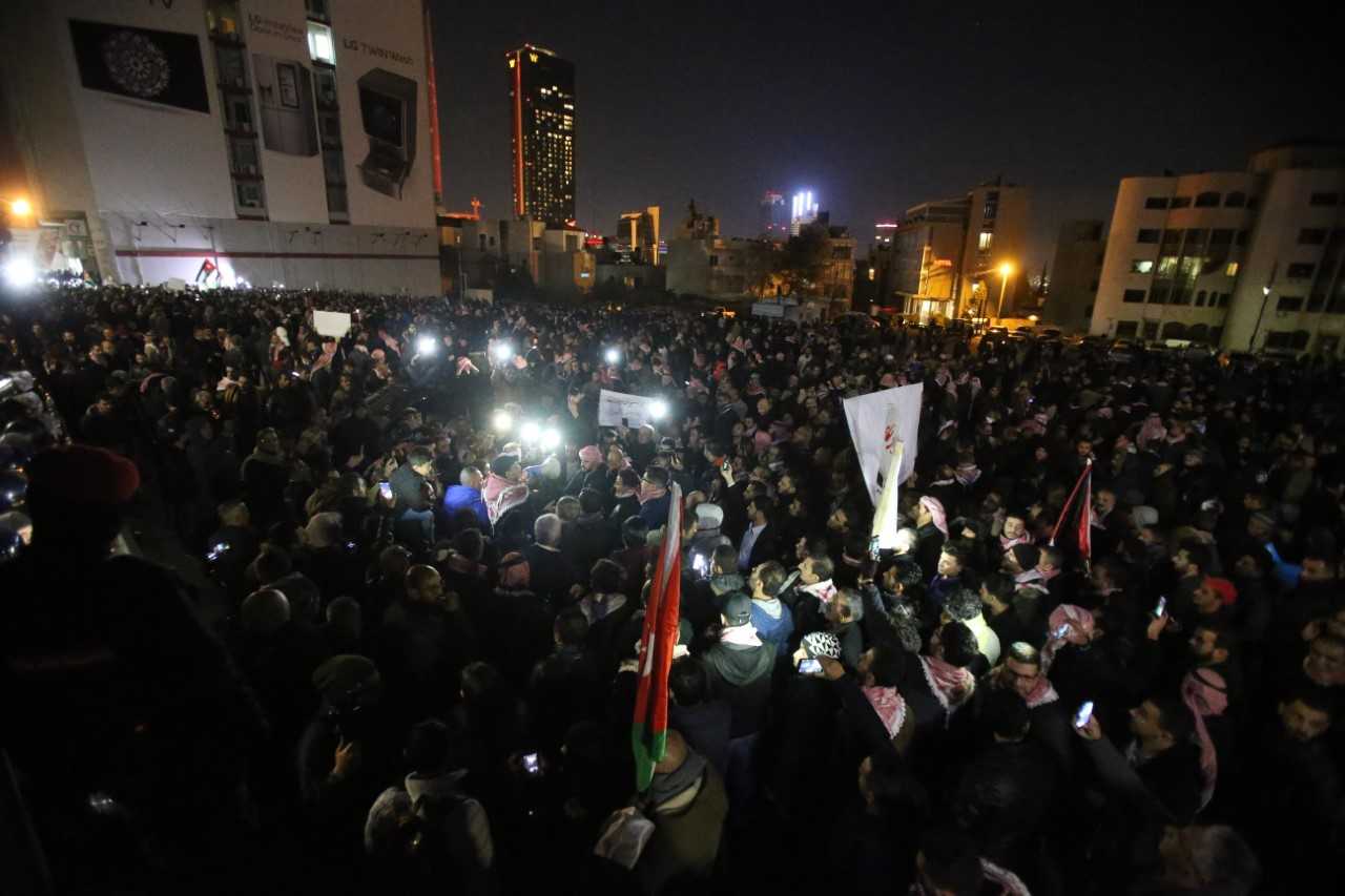 مشاركون في اعتصام قرب الدوار الرابع في عمّان. صلاح ملكاوي المملكة