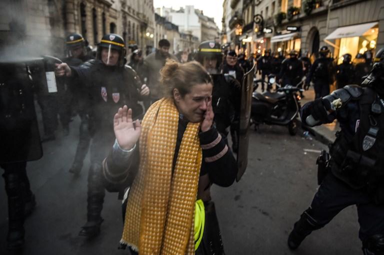شرطة مكافحة الشغب تفرق متظاهرين بالغاز المسيل للدموع في باريس. 17 نوفمبر 2018. أ ف ب