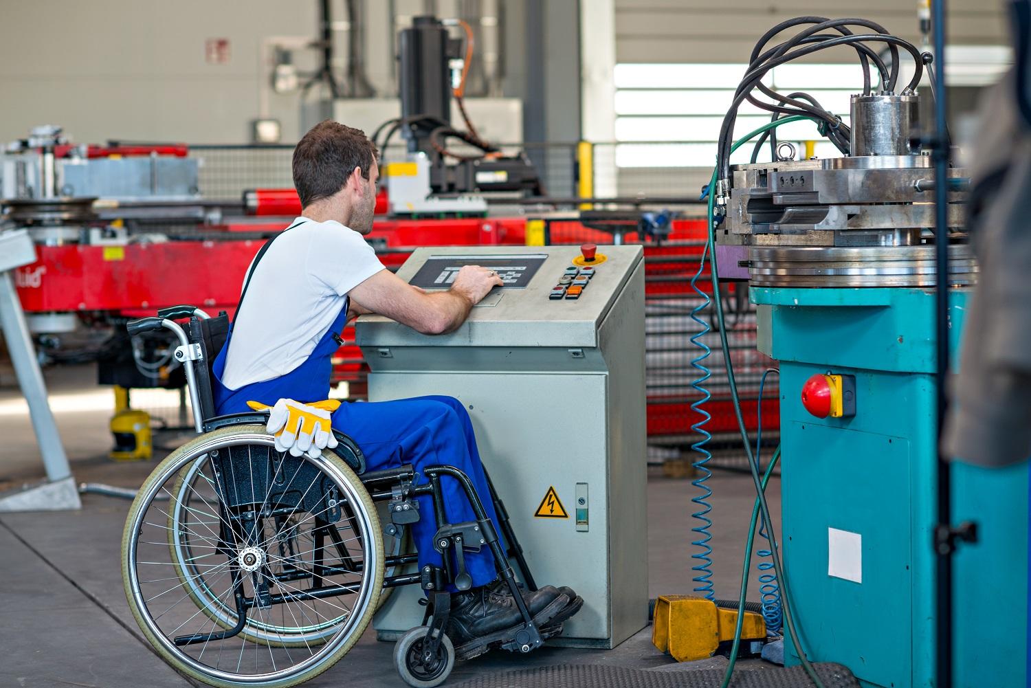 عامل يعاني إعاقة حركية يعمل في أحد المصانع. Shutterstock  