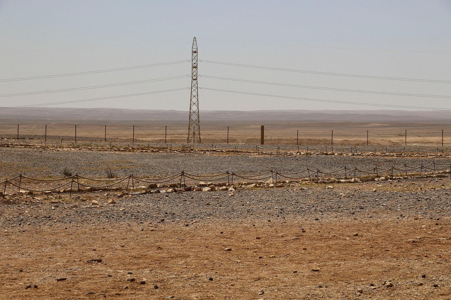خط كهرباء عالي الفولتية في إحدى المناطق الصحراوية في الأردن. Shutterstock      