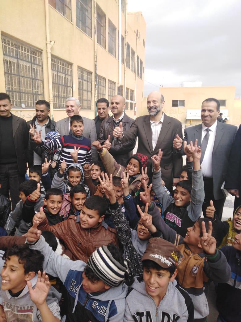 رئيس الوزراء عمر الرزاز خلال زيارته مدرسة الحسا الثانوية. (رئاسة الوزراء)