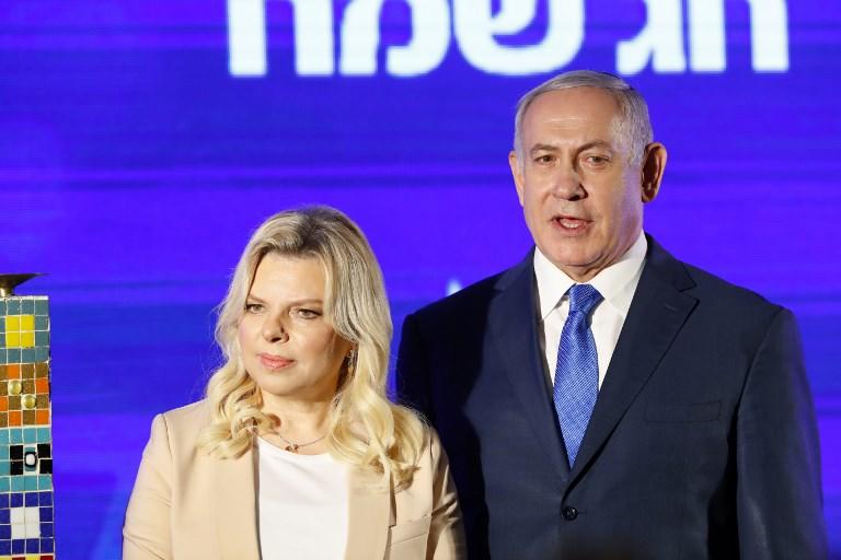 صورة أرشيفية لرئيس الوزراء الإسرائيلي بنيامين نتنياهو وزوجته سارة. أ ف ب 